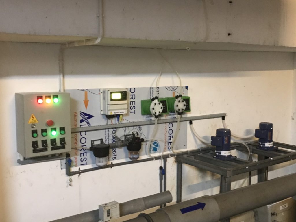 Bộ châm hóa chất Clo-pH tự động LDPHRH Công suất 20l/h ( Bơm TCO 0420 FP 230VAC) đã được lắp đặt.