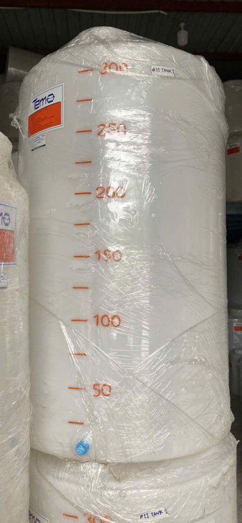 Hình ảnh bồn Tema chứa hóa chất 300l _ CEN300B-M122N có ren gắn van xả đáy